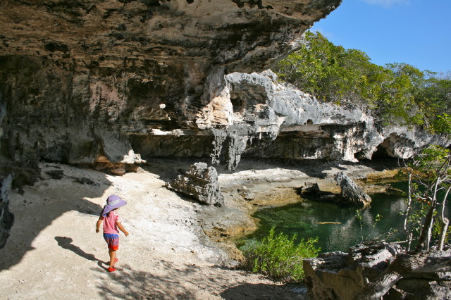 V takes a closer look at blue hole